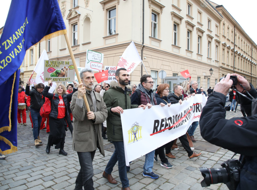 U Zagrebu protest velikog broja nastavnika i zaposlenih u prosveti