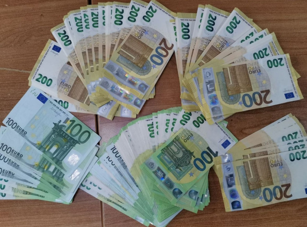 GP Gradina: Carinici u jakni putnika pronašli 40.000 evra i 10 pločica investicionog zlata
