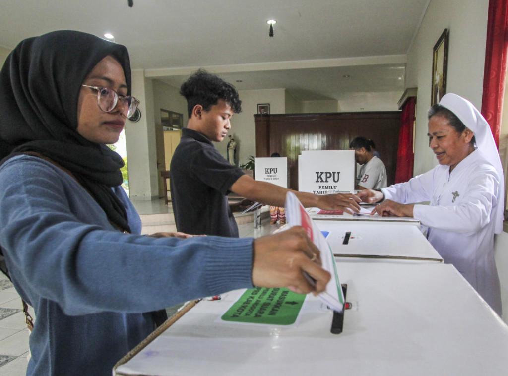 Indonezija: Završeni predsednički izbori, ministar odbrane vodi u anketama