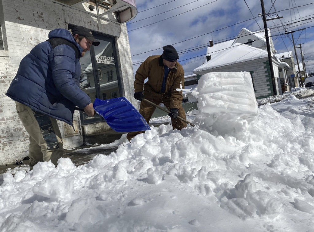 Severoistočna obala SAD pogođena jakom snežnom olujom, poginula jedna osoba