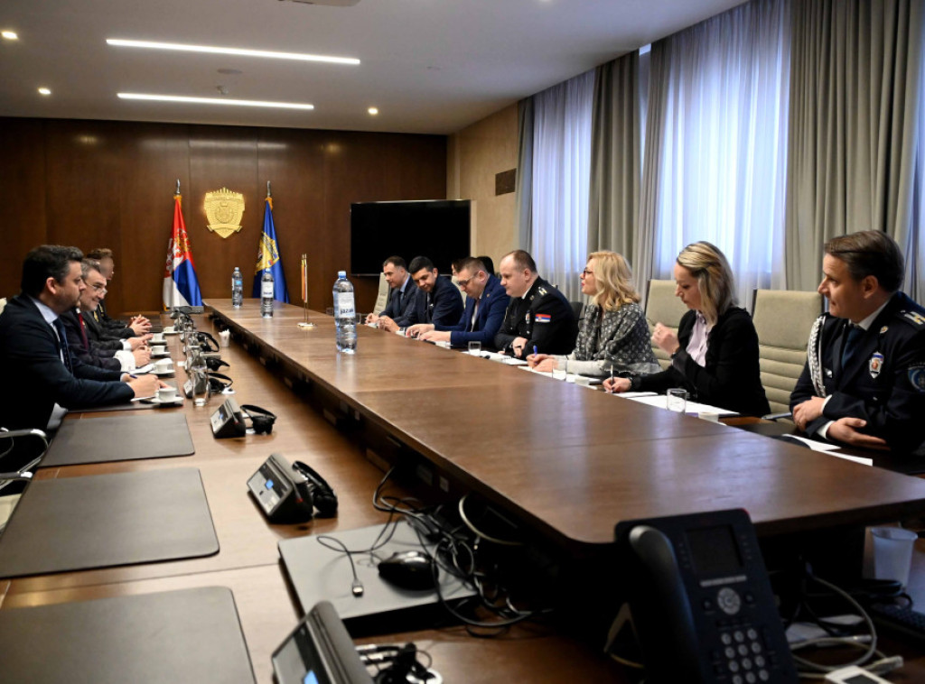 Španskim policajcima dodeljene medalje zbog pomoći u hapšenju narko dilera i zapleni narkotika