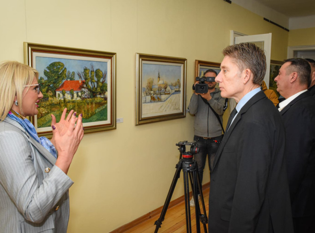 U Šidu otvorena izložba "Šumanović - kod kuće za praznik", prisustvovao ministar Martinović
