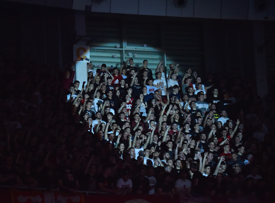 Navijači splitskog Hajduka zapalili srpsku zastavu i uzvikivali "Za dom spremni"