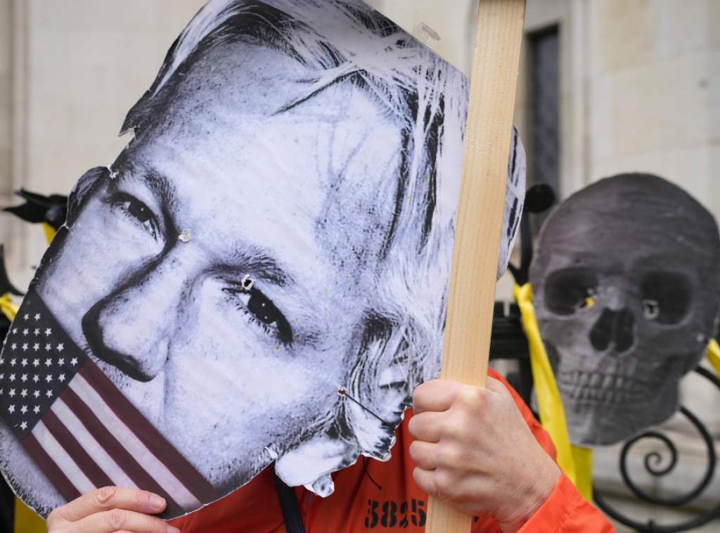 Ispred američke ambasade u Briselu održan miting podrške Džulijanu Asanžu