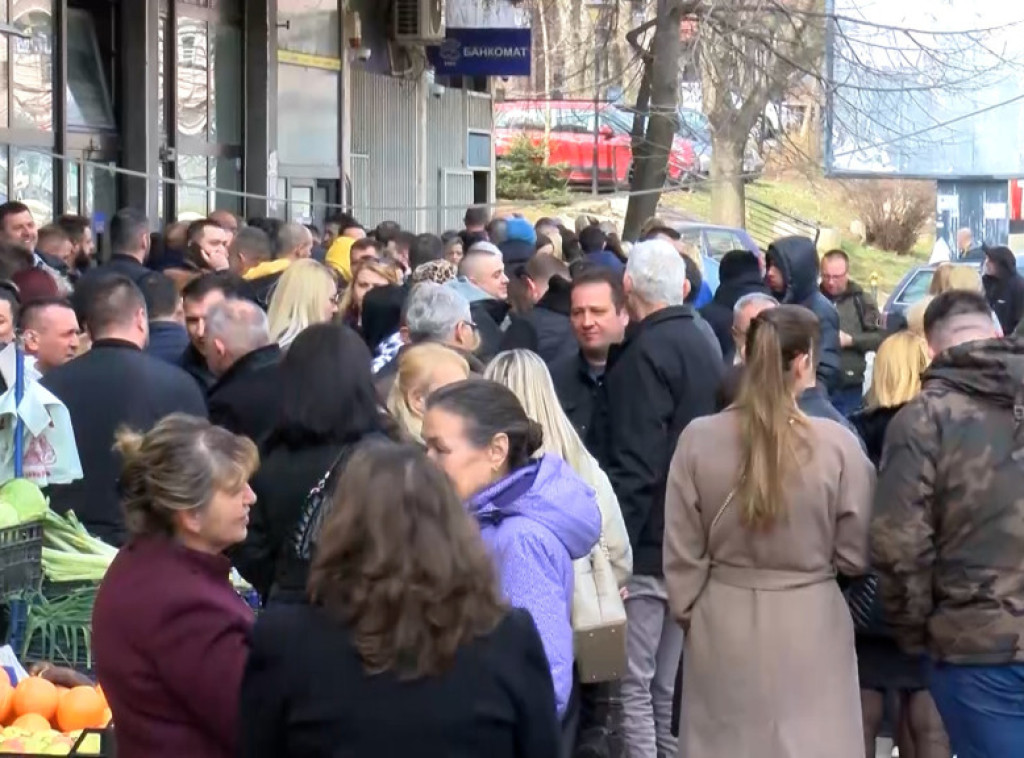Zaposleni u KBC Kosovska Mitrovica okupili se ispred PŠ: Nakaradnom odlukom Prištine ugrožena nam je egzistencija