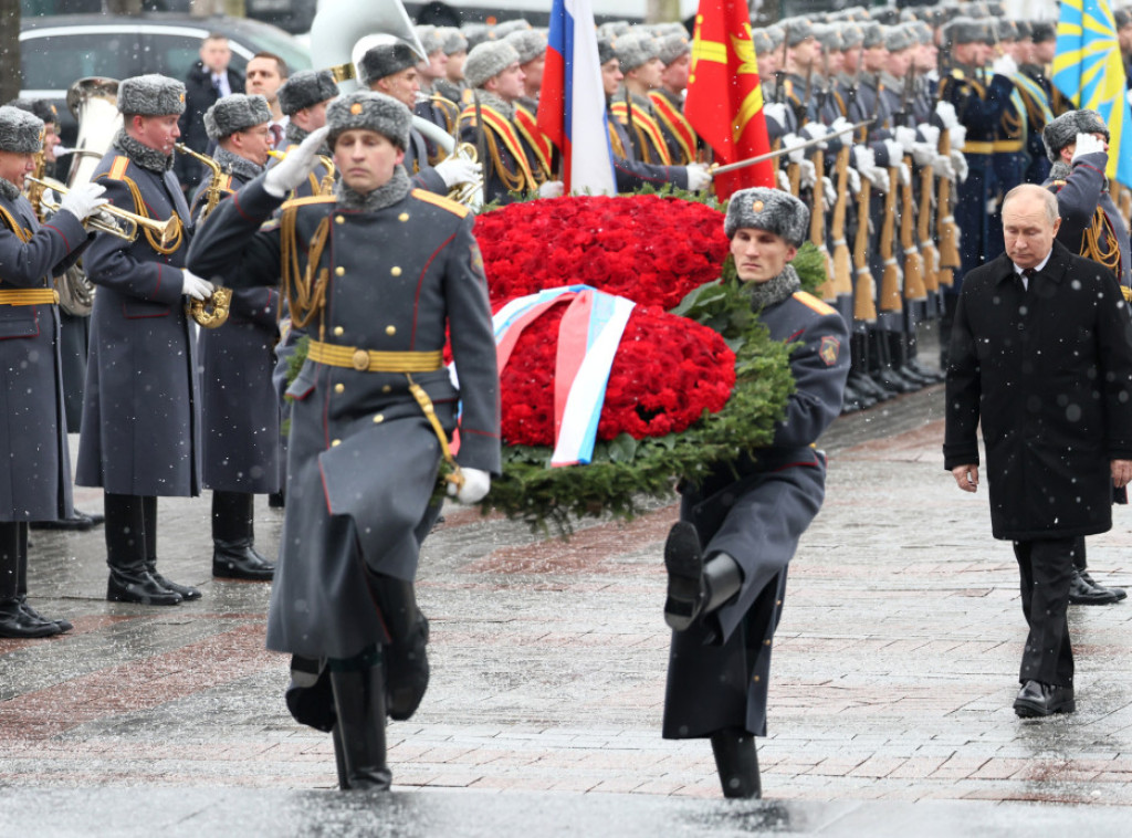 Rusija slavi Dan branioca otadžbine, Putin položio venac na Grob neznanog junaka