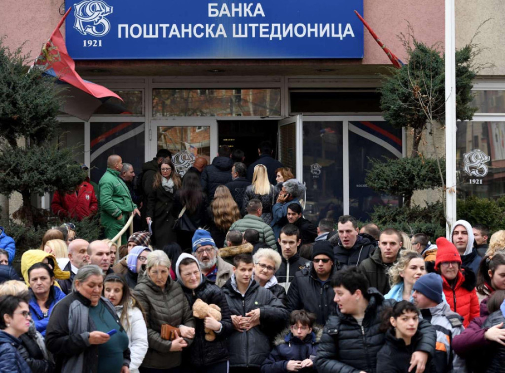 Kosovska Mitrovica: Osobe sa invaliditetom ispred Poštanske štedionice čekaju isplatu