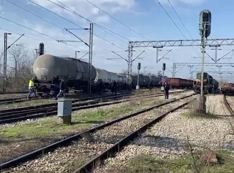 Infrastruktura železnice: Prevrnula se dva vagona, curelo gorivo, niko nije povređen