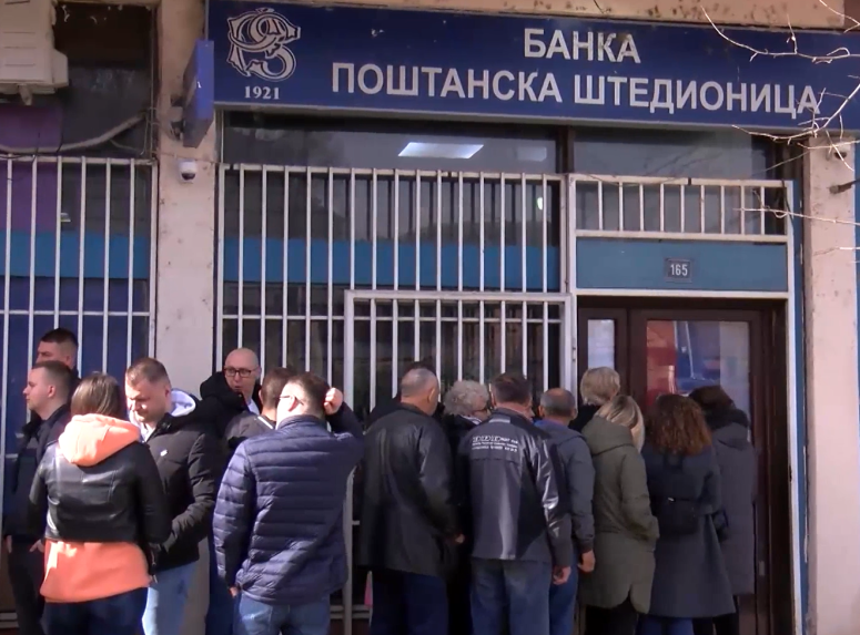Prosvetni radnici u Kosovskoj Mitrovici bezuspešno čekali da podignu plate