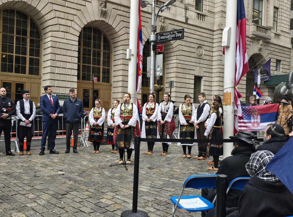 Na ceremoniji u Njujorku podignuta zastava Srbije povodom Dana srpskog nasleđa