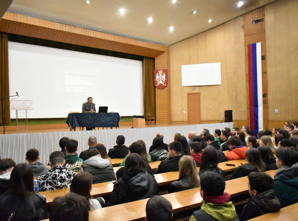 Više od 100 učenika iz Petrovca na Mlavi posetilo Vojnu akademiju
