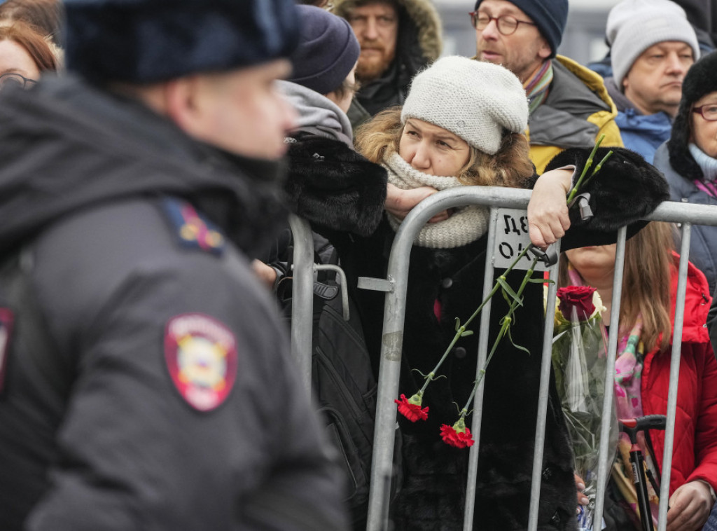 Rojters: Više od 1.000 ljudi okupilo se pred sahranu Navaljnog