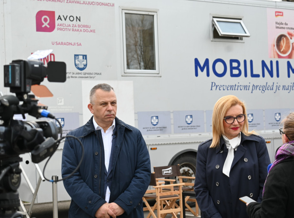 Ispred zgrade Opštine Novi Beograd počeli besplatni mamografski pregledi za žene