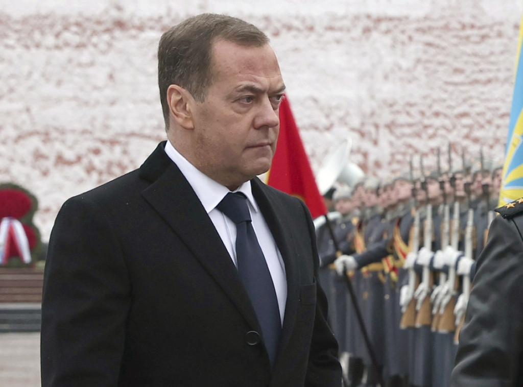 Medvedev: Francuska vojska biće uništena ako se pojavi u Ukrajini