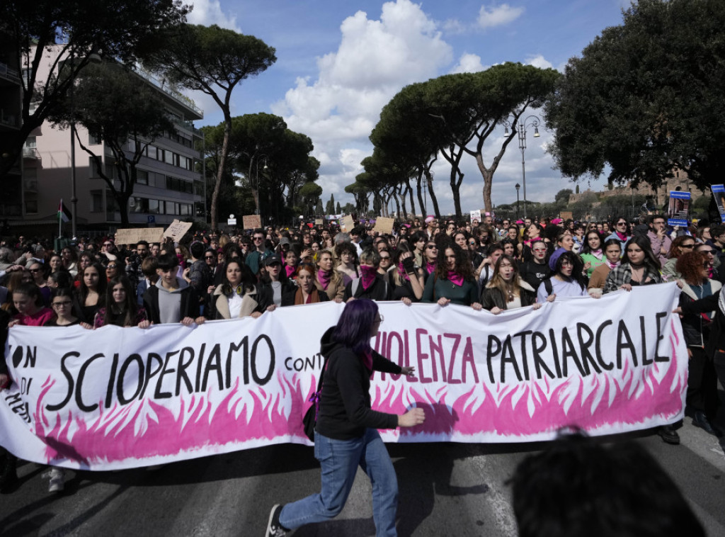 Feminstkinje u centru Rima obeležile 8. mart maršom kroz centar grada
