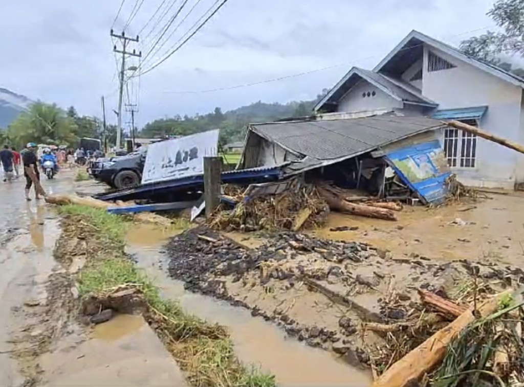 Indonezija: U poplavama i klizištima poginulo 19 osoba, sedam se vodi kao nestalo