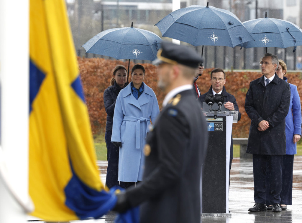 Zastava Švedske podignuta ispred sedišta NATO-a