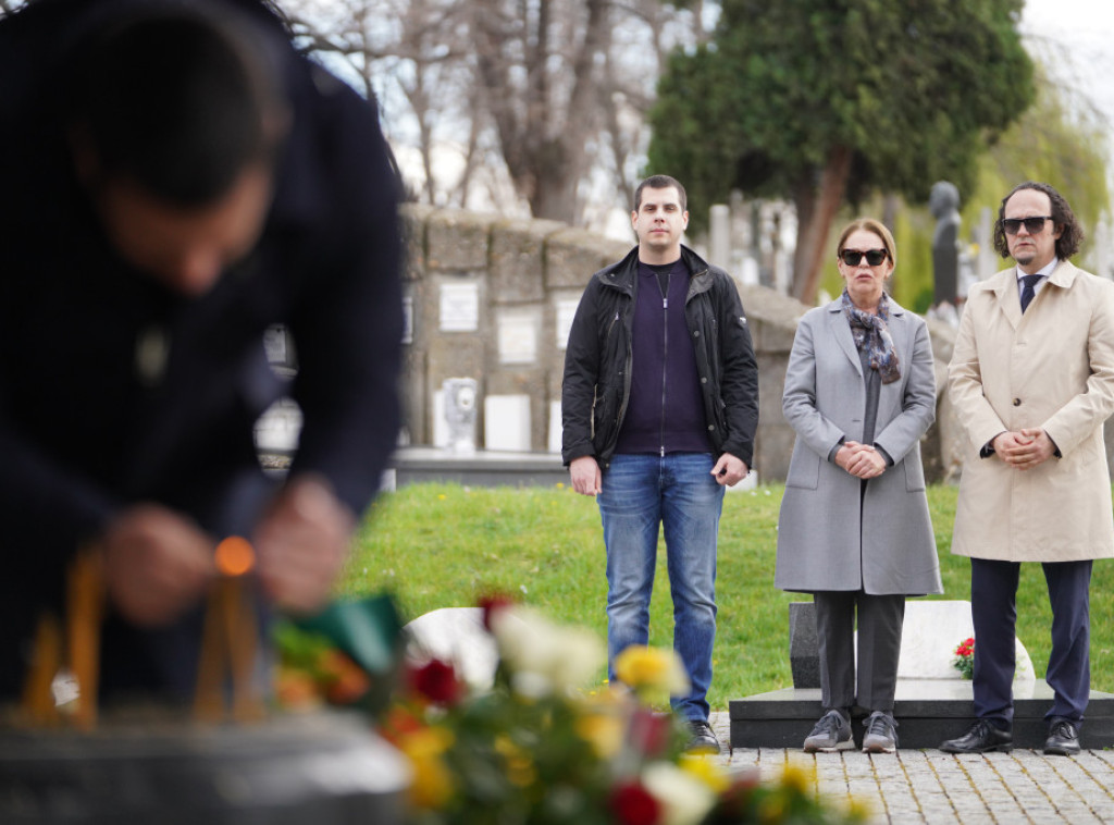 Supruga Ružica i sin Luka položili cveće na grob Zorana Đinđića