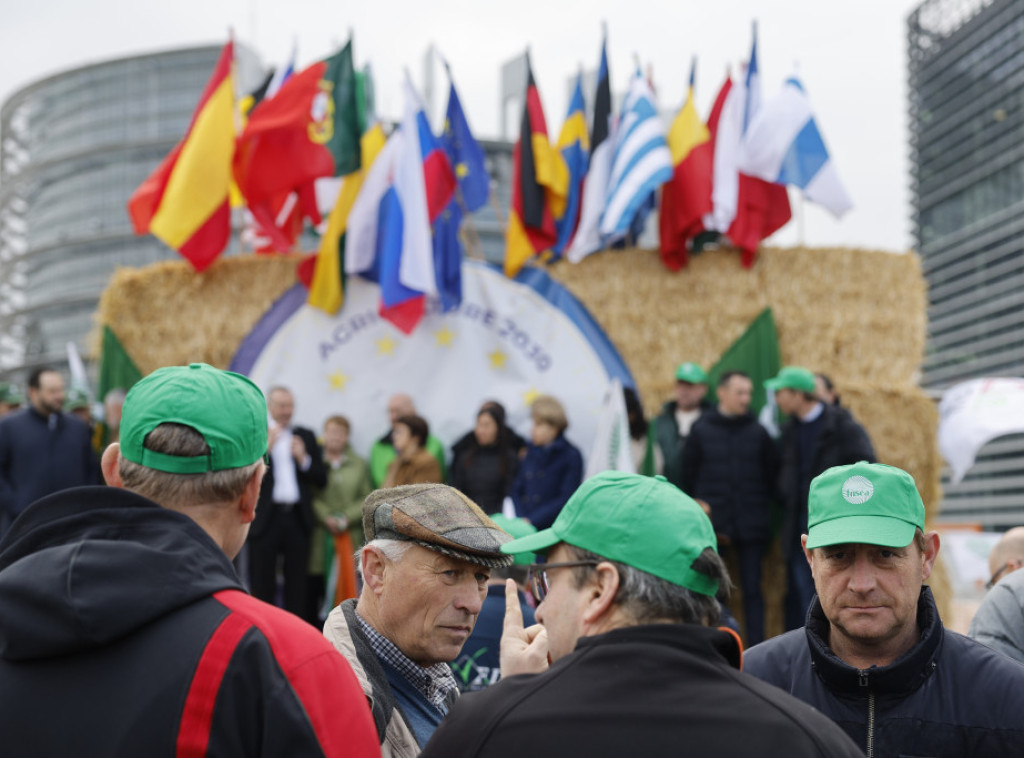 EU ublažava stroge klimatske propise kako bi umirila gnev poljoprivrednika