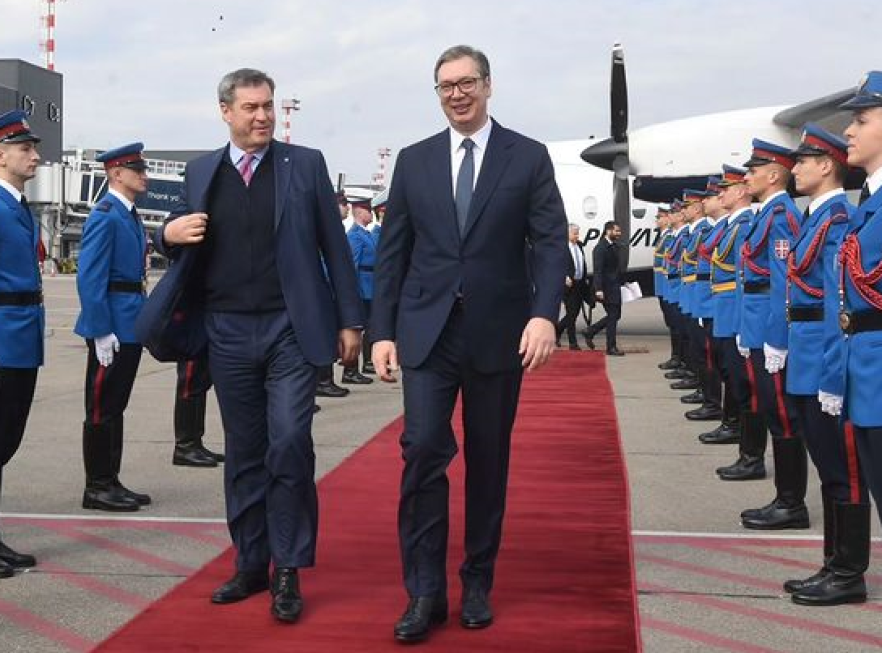 Vucic welcomes Bavarian minister-president at Nikola Tesla Airport