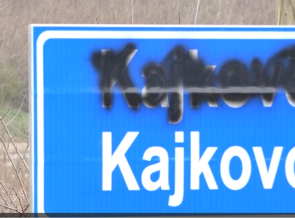 Prefarbane dvojezične table na putu Kosovska Mitrovica-Jarinje