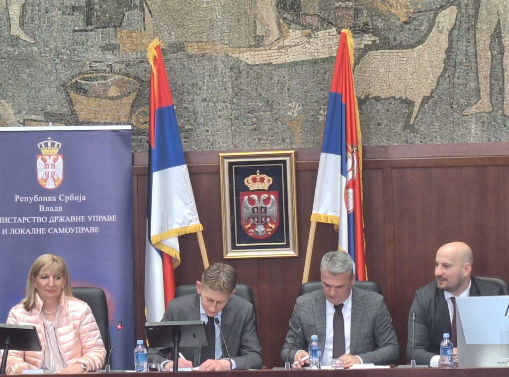 Ministar Martinović potpisao ugovore sa 27 lokalnih samouprava o raspodeli bespovratnih budžetskih sredstava