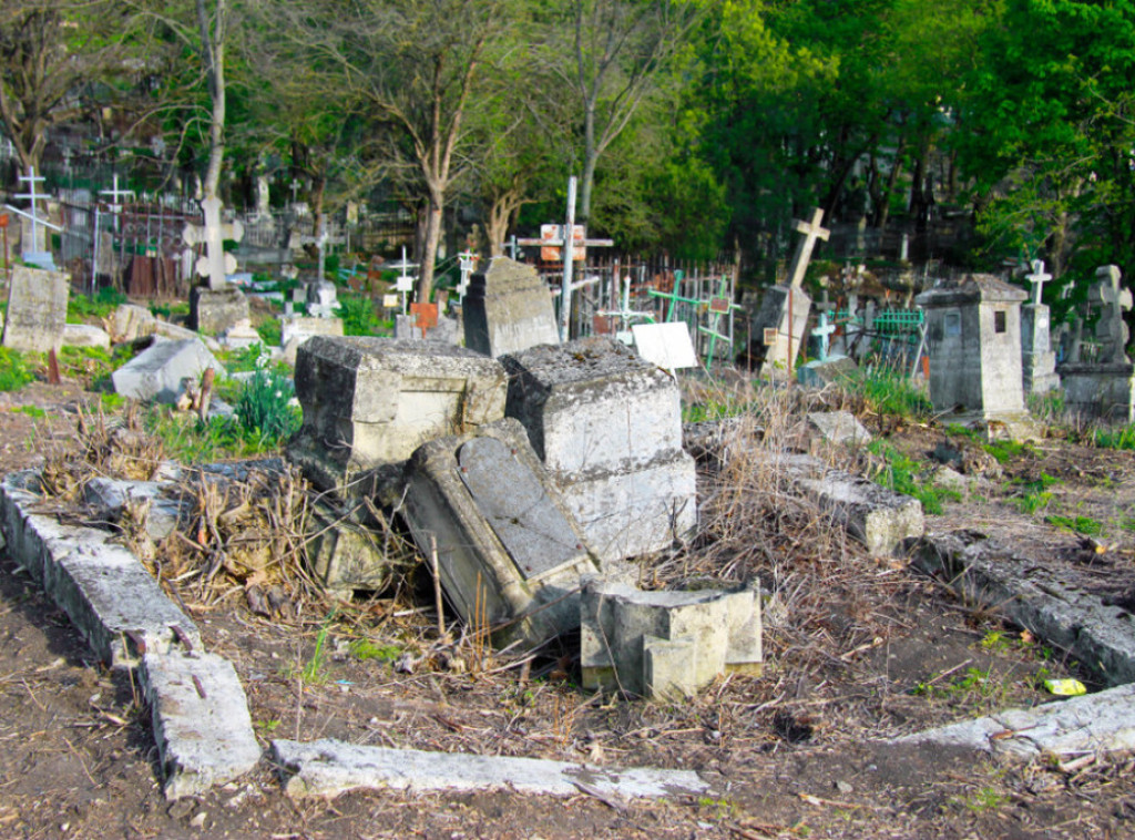 Vandalizam na groblju u Erdutu počinilo troje dece