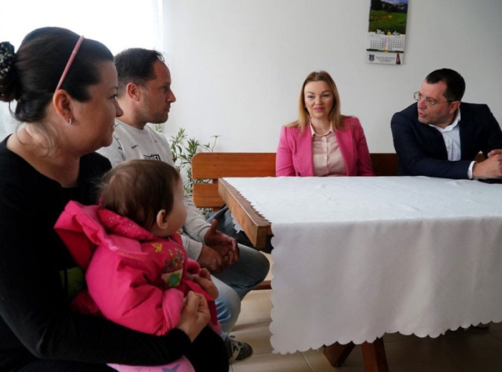Nataša Stanisavljević posetila izbegličku porodicu iz Lazarevca