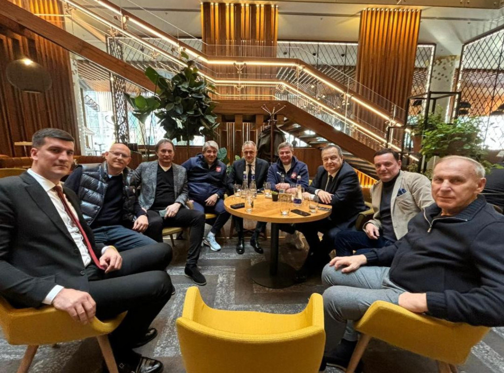Ivica Dačić posetio fudbalsku reprezentaciju Srbije u Moskvi