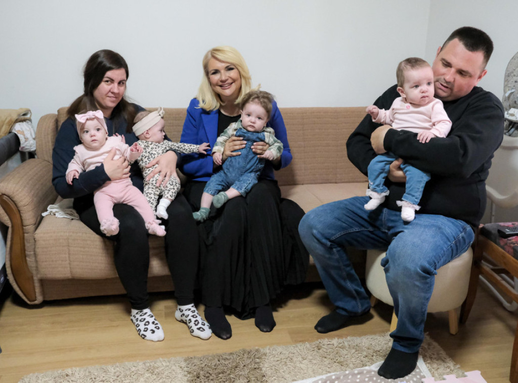 Ministarka Kisić porodici dece sa cističnom fibrozom uručila rešenja o finansijskoj pomoći