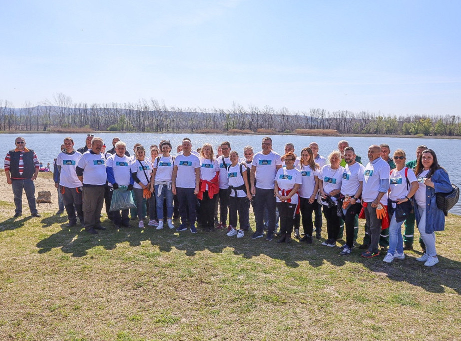 Akcija "Aptiv volonteri - prijatelji parka prirode Begečka jama" organizovana u Novom Sadu povodom Svetskog dana voda