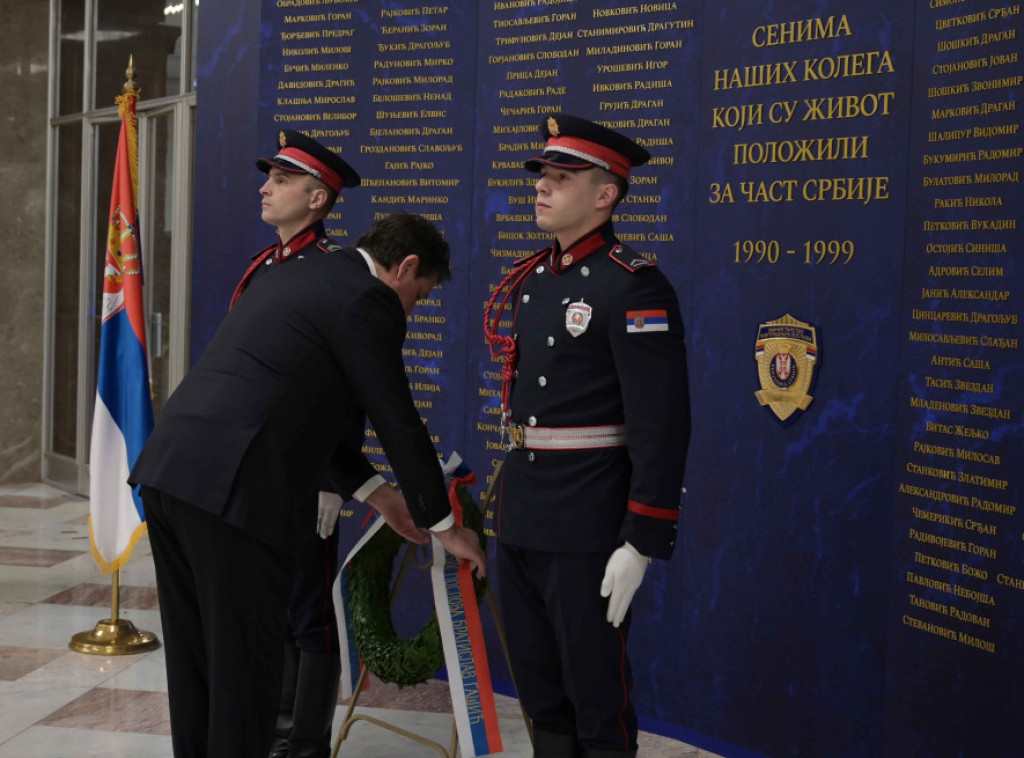Bratislav Gašić položio vence u znak sećanja na poginule policajce tokom NATO agresije