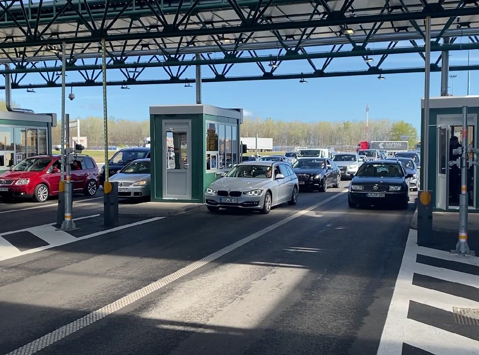 Na graničnom prelazu Horgoš 2 putnički automobili čekaju 90 minuta