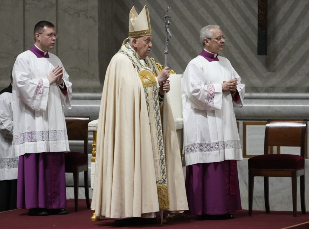 Papa Franja predvodio Uskršnje bdenje u bazilici Svetog Petra