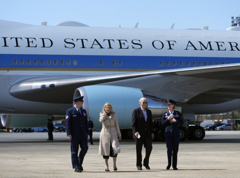 Dopisnici Bele kuće pozvani da ne kradu suvenire sa putovanja sa predsednikom
