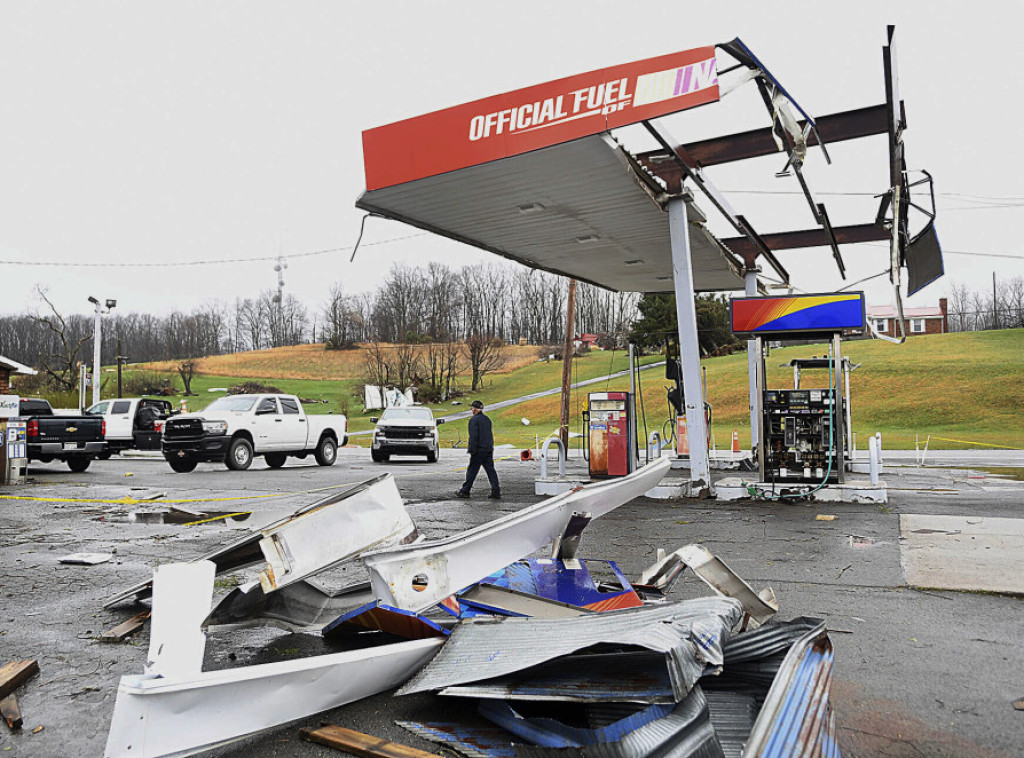 SAD: Stotine hiljada ljudi bez struje zbog jakog nevremena