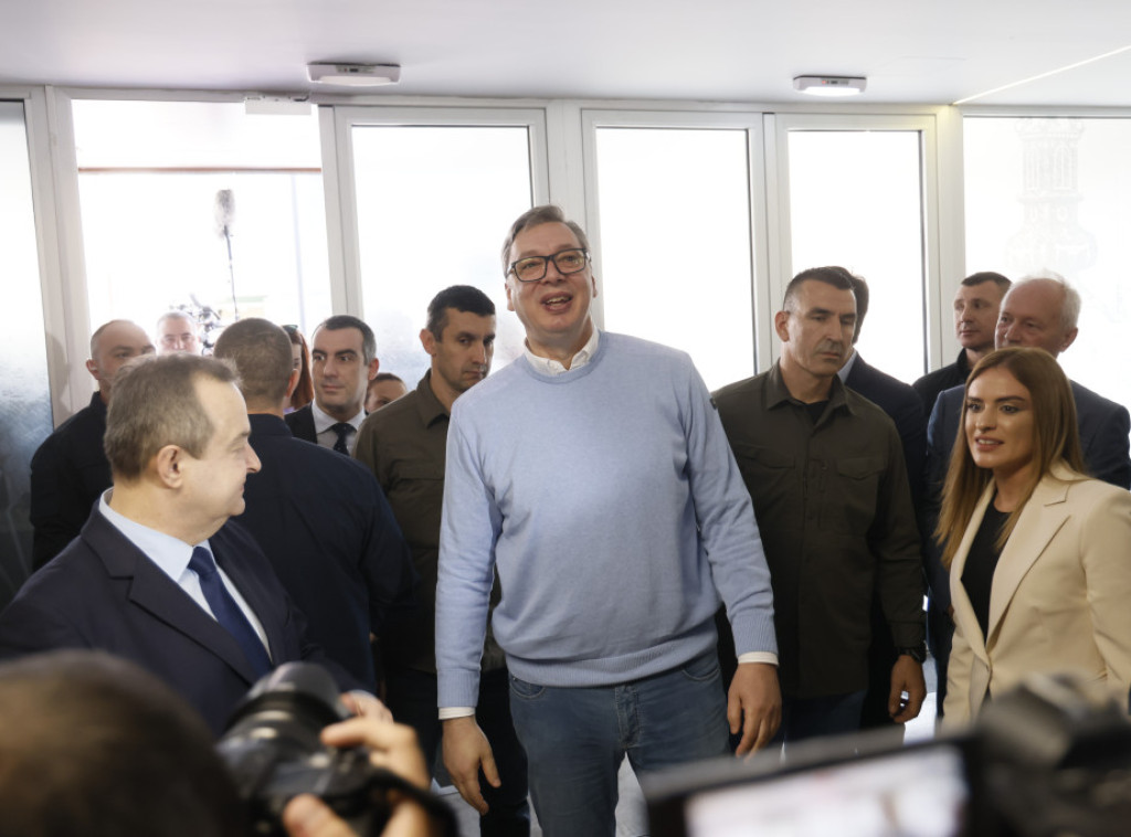 Vučić dao potpis podrške listi SNS: Beograd mora da bude na pravom putu