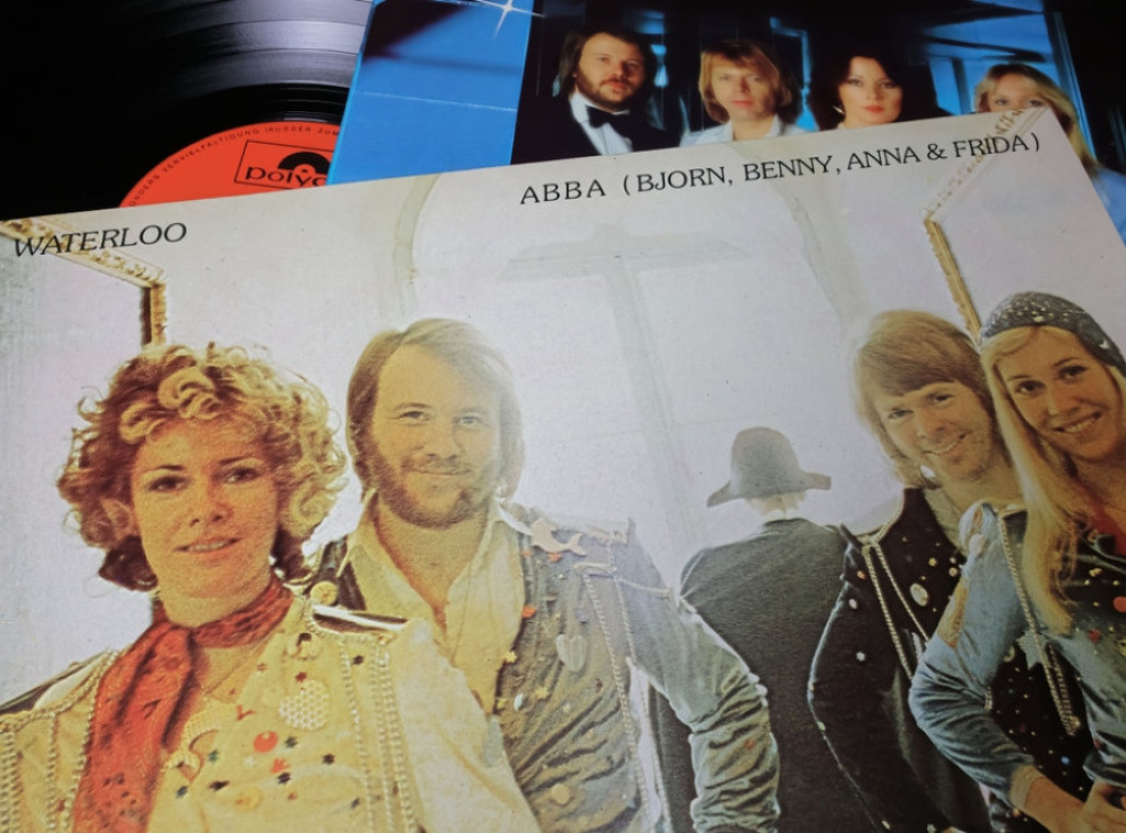 Fanovi grupe ABBA pevanjem pesme Vaterlo obeležili 50 godina od pobede na Evroviziji
