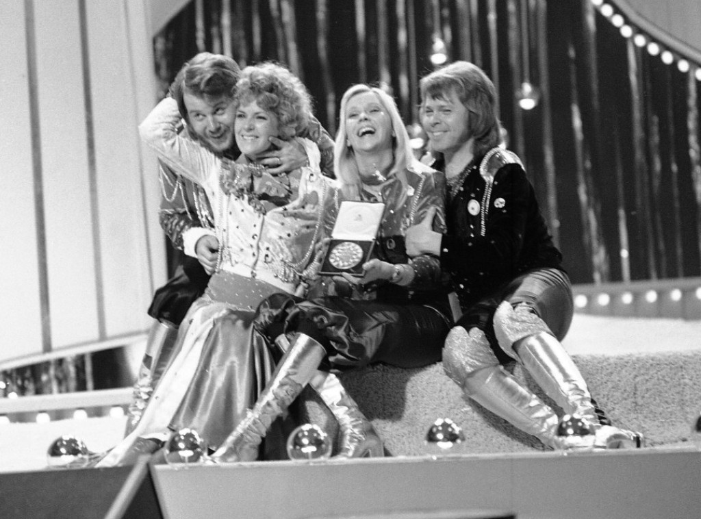 Fanovi grupe ABBA pevanjem pesme Vaterlo obeležili 50 godina od pobede na Evroviziji