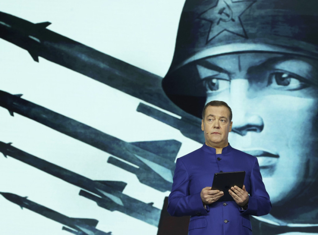 Medvedev: Makron i drugi lideri zapadnih zemalja su sponzori terorističkog napada