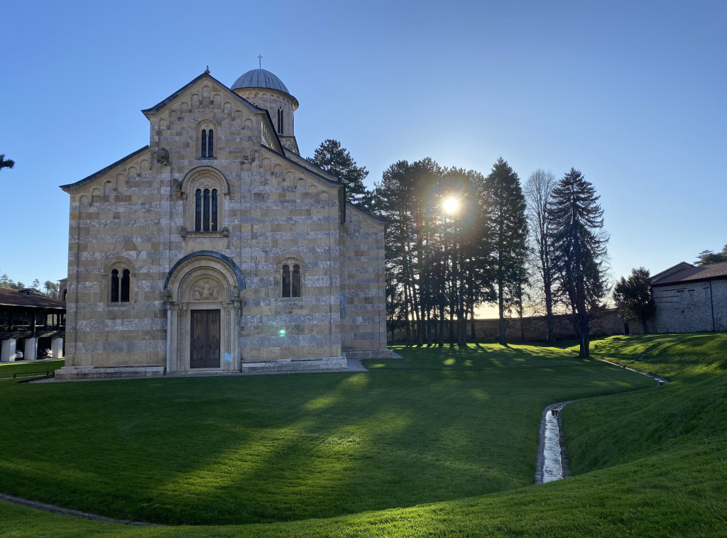 Iguman manastira Visoki Dečani Sava Janjić u razgovoru sa Rajhert izrazio zabrinutost SPC zbog položaja Srba u AP KiM