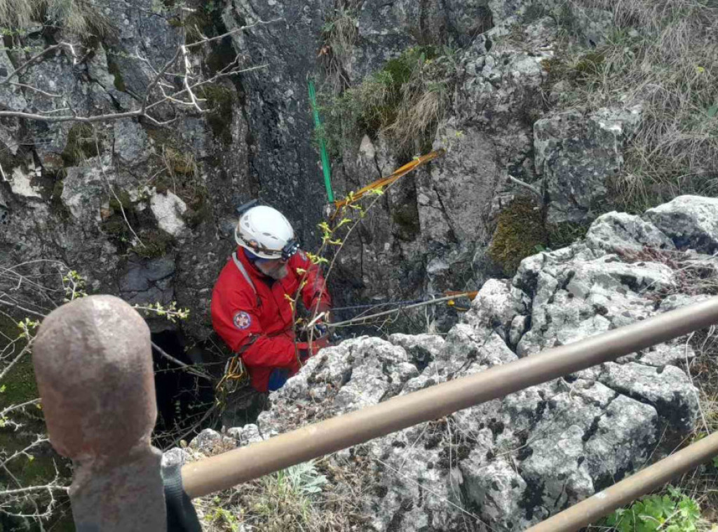 Nastavlja se potraga za Dankinim telom, pretražuje se jama kod Lazarevog kanjona