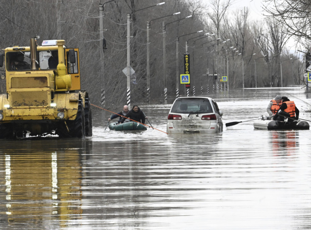 Ministarstvo za vanredne situacije: Više od 10.400 stambenih objekata i dalje poplavljeno u 39 regiona Rusije