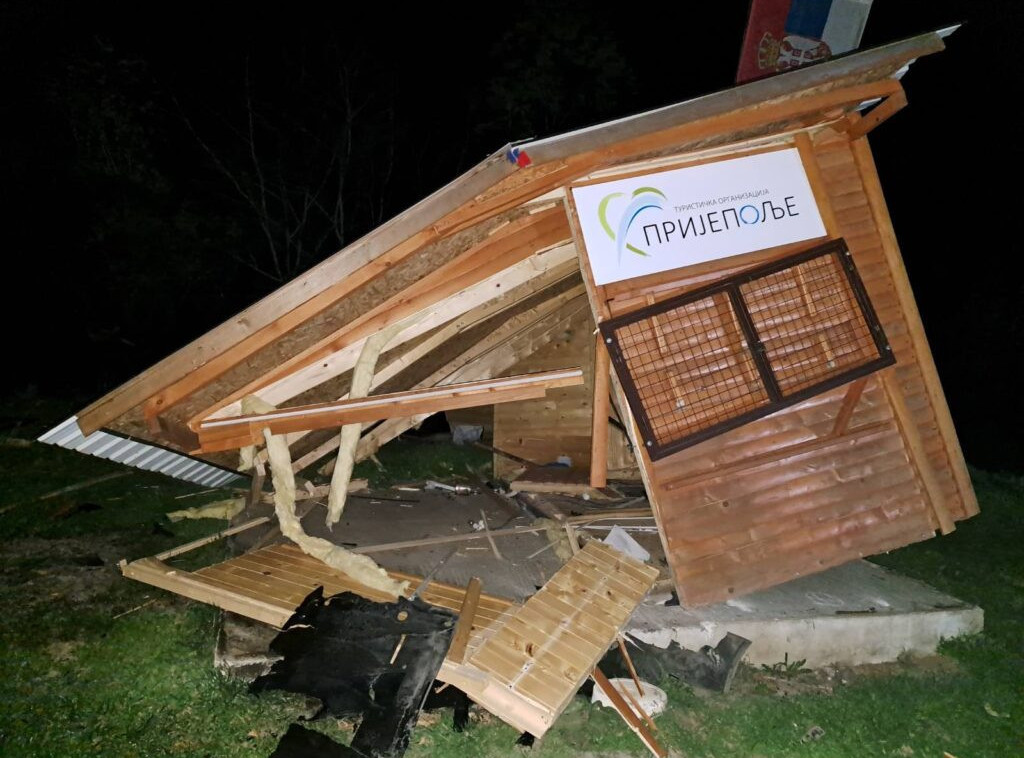 Prijepolje: U saobraćajnoj nezgodi kod manastira Mileševa uništen objekat TO