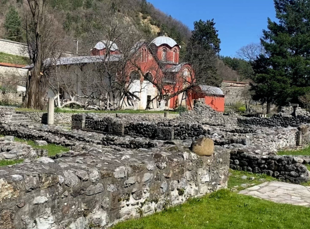 Pećanci uz blagoslov vladike Teodosija pokrenuli obnovu srpskog groblja u Peći
