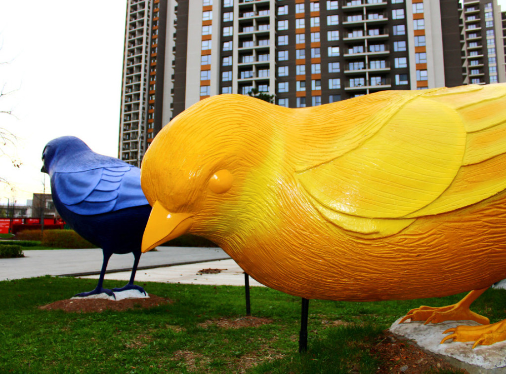 Skulptura "Vratimo vrapce u Beograd" postavljena u Savski park