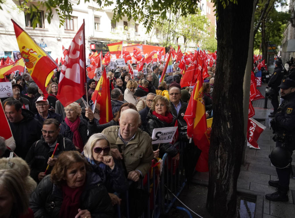 Hiljade pristalica Pedra Sančeza na ulicama Madrida protiv njegove ostavke