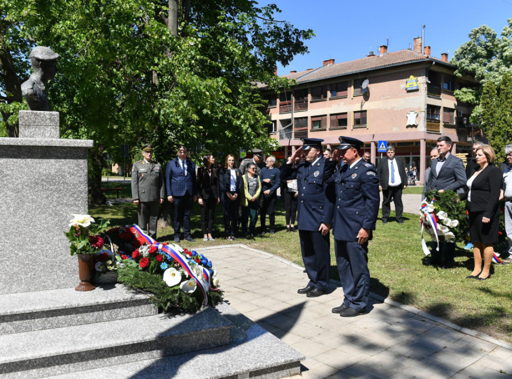 Delegacija MO i VS položila venac na spomenik palom borcu sa Košara Tiboru Cerni