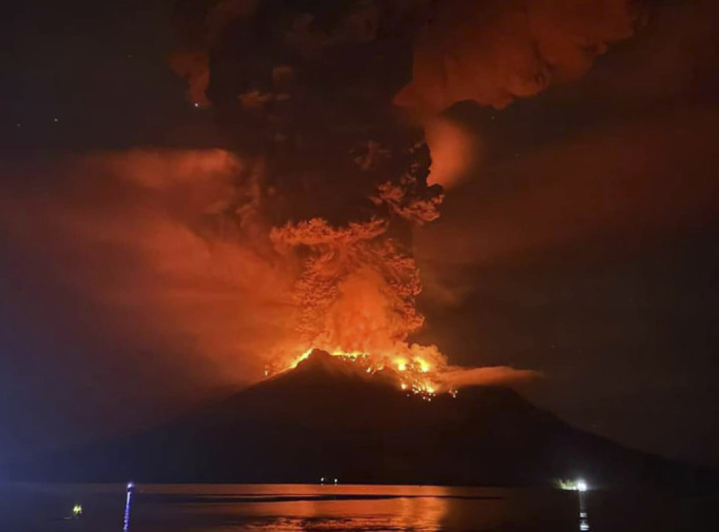 Indonezija: Erupcija vulkana Ruang, evakuisano više od 12.000 ljudi