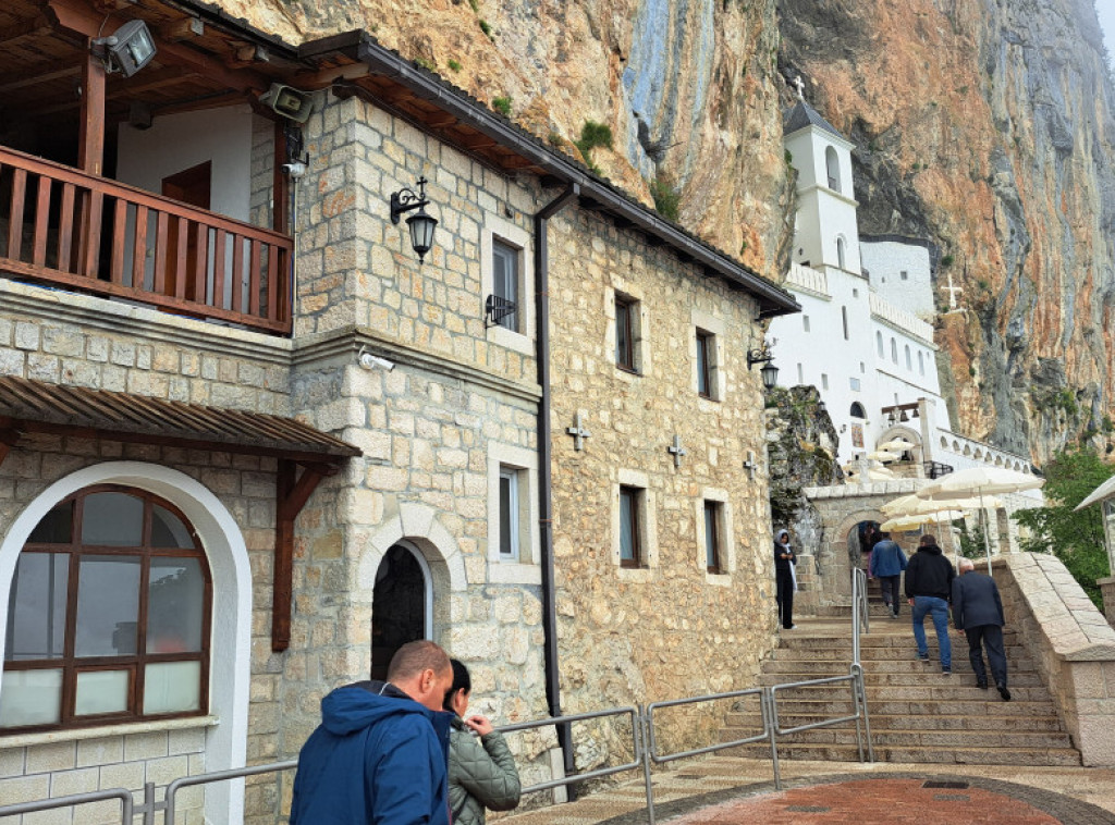 Veliki broj vernika pristiže u manastir Ostrog